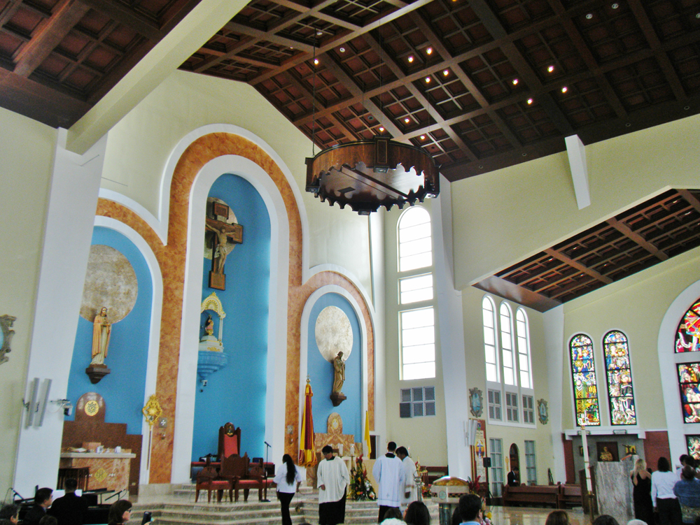聖母マリア大聖堂に集うグアム島民